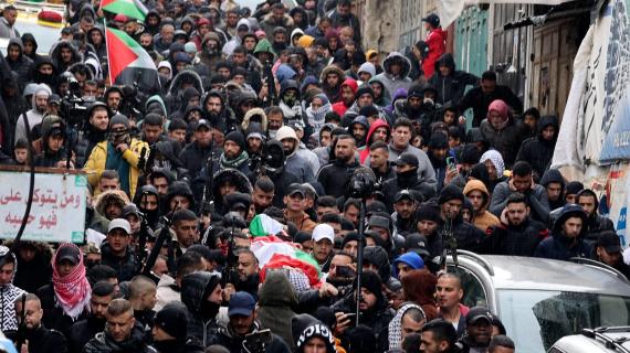 تشييع الشهيد حمزة الأشقر في مخيم عسكر الجديد شرق نابلس تصوير: غسان الكتكوت