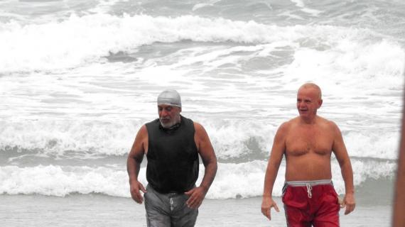 شبان ومسنون يواجهون برد الشتاء في ممارسة السباحة على شاطئ بحر غزة