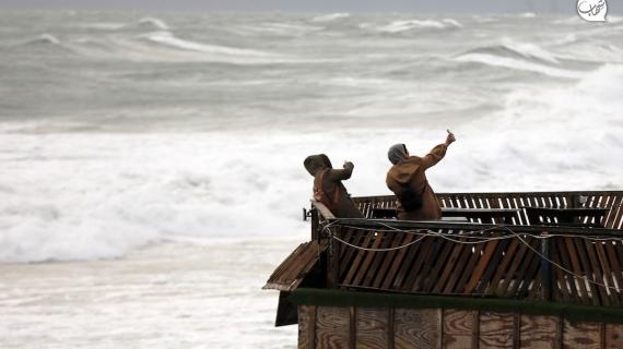 صور من شاطئ بحر غزة خلال المنخفض الجوي