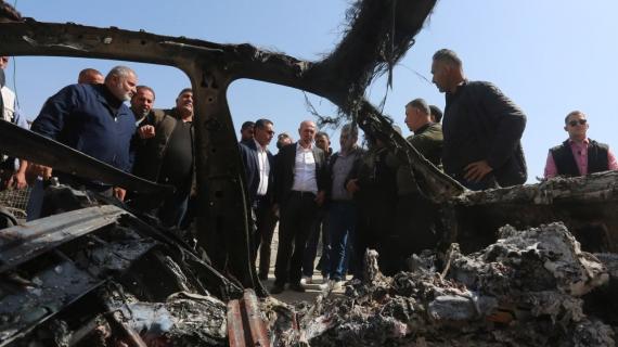 الممثل الأميركي الخاص للشؤون الفلسطينية هادي عمرو يتفقد الدمار الذي خلفه اعتداء المستوطنين على بلدة حوارة جنوب نابلس