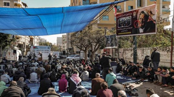 صلاة الجمعة التي دعت لها حماس أمام مقر الصليب الأحمر بمدينة غزة نصرةً لأسرى والقدس