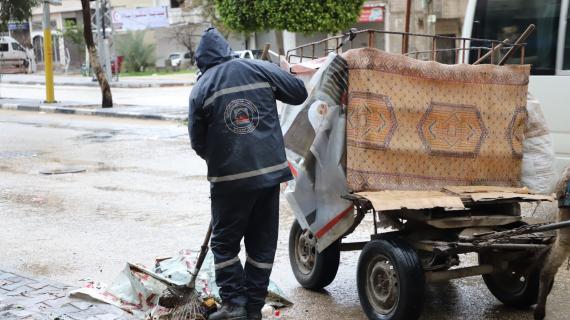 طواقم بلدية جباليا النزلة تتابع العمل في الميدان خلال المنخفض الجوي الذي يؤثر على البلاد