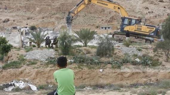 قوات الاحتلال تهدم منزل المواطن عطا داود طريفات في قرية النويعمة شمال أريحا