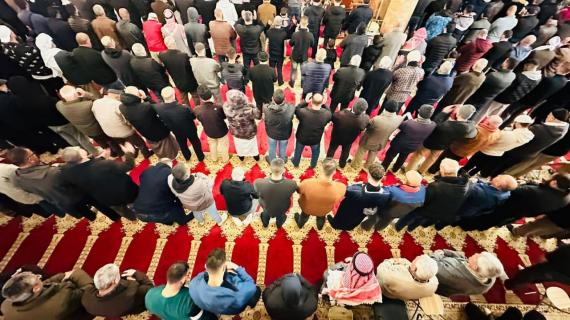جانب من صلاة الظهر في المسجد الأقصى، اليوم الثلاثاء