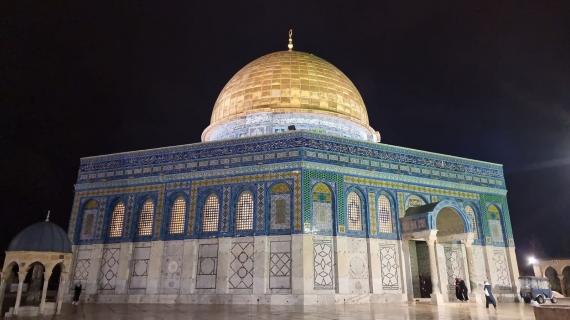 المسجد الأقصى المبارك فجر يوم الثامن من رمضان