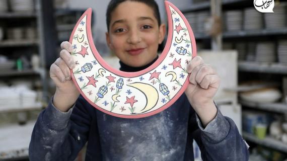 صناعة الهلال من الخزف.. صناعة رائجة قبل حلول شهر رمضان في مصنع سيراميك بالبلدة القديمة في الخليل