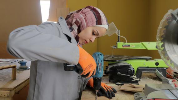 الشابة رزان البورنو 25 عاماً من غزة تكسر الحواجز وتزاحم في مهنة النجارة متغلبة على البطالة