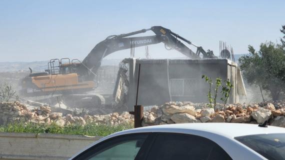 قوات الاحتلال تهدم منزلا لعائلة فلسطينية في بلدة إذنا غرب الخليل