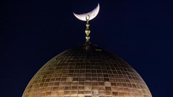 قمر الليلة الخامسة من رمضان يُنير سماء مدينة القدس المحتلة