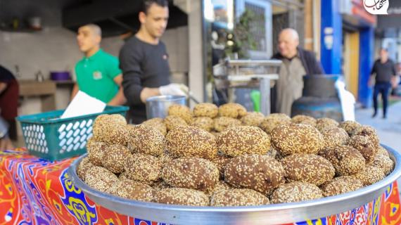 فتة الحمص والفلافل.. تشهد إقبالا من الفلسطينيين في غزة خلال شهر رمضان المبارك