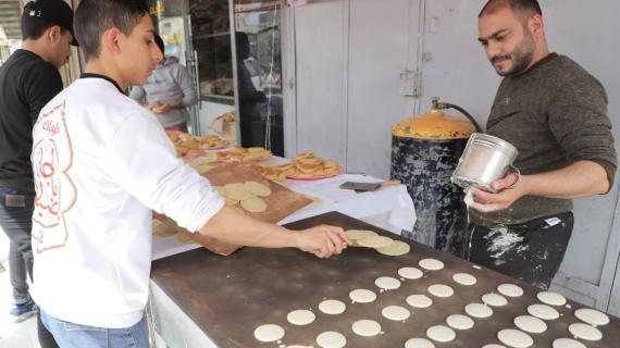 فلسطينيون يشترون حلويات القطايف باليوم الأول من شهر رمضان المبارك في غزة