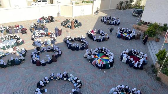 ختمة جماعية للقرآن الكريم في نهار رمضان بمدرسة مسقط الأساسية بمدينة غزة