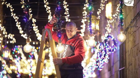 فلسطينيون يزينون شوارع البلدة القديمة في القدس قبيل شهر رمضان