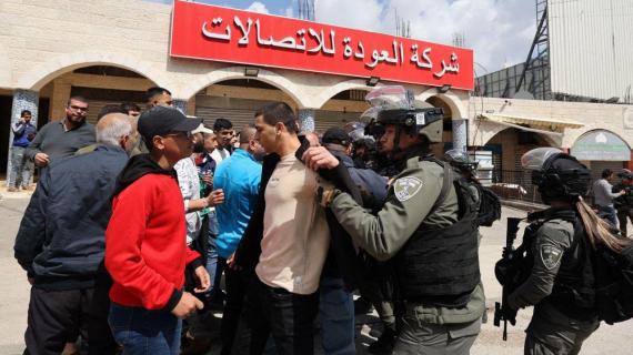 مناوشات بين الأهالي وقوات الاحتلال خلال محاولتهم التصدي لاعتداءات المستوطنين في بلدة حوارة بنابلس