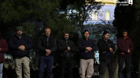 جانب من صلاتي عشاء وتراويح اليوم الخامس من شهر رمضان في المسجد الأقصى المبارك