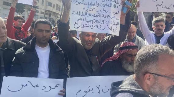 اعتصام أولياء الأمور على دوار ابن رشد وسط الخليل لدعوة الحكومة بتلبية مطالب المعلمين المضربين
