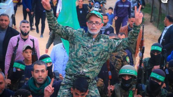 استقبال الأسير المحرر زامل شلوف (الترابين) في بلدة بيت حانون شمال قطاع غزة بعد اعتقال دام 15 عامًا في سجون الاحتلال