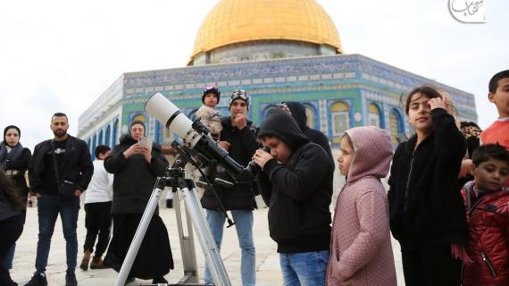 فلسطينيون يرون الهلال الذي يحدد بداية شهر رمضان في المسجد الأقصى بالبلدة القديمة بالقدس