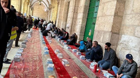 موائد الإفطار للصائمين في باحات المسجد الأقصى المبارك بثالث أيام الشهر الفضيل