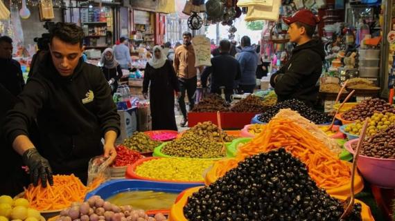 أجواء شهر رمضان المبارك في أسواق مدينة غزة