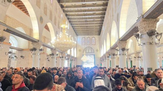 صلاة الظهر من المصلى القبلى في المسجد الأقصى المبارك، باليوم الثامن من شهر رمضان