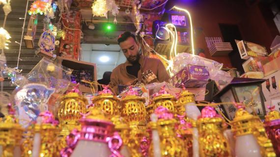 جانب من استعدادات سوق الزاوية بمدينة غزة لاستقبال شهر رمضان المبارك