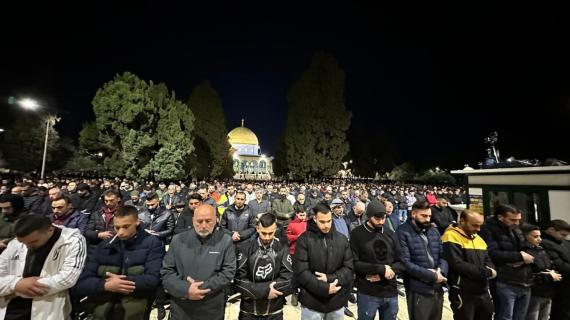 نحو 65 ألف مصلٍ يؤدون صلاة العشاء والتراويح في المسجد الأقصى باليوم السادس من رمضان