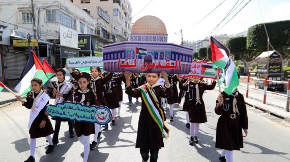 تحت عنوان "هنا باقون".. وزارة التربية والتعليم العالي تُنظم مسيرًا كشفيًا وسط غزة لإحياء ذكرى يوم الأرض