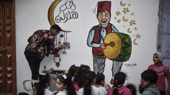 شبان يزينون الشوارع في خانيونس لاستقبال شهر رمضان المبارك