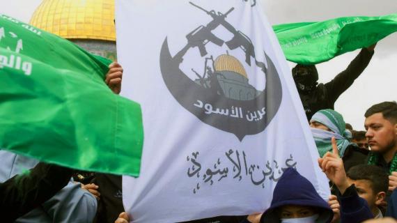 المصلون يرفعون راية عرين الأسود وحركة حماس في باحات المسجد الأقصى المبارك عقب صلاة الجمعة