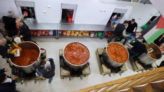 "تكية إبراهيم" عليه السلام في مدينة الخليل، التي تُقدّم الطعام المجاني للجميع طوال العام بكميات وافرة، وتُركّز نشاطها خلال شهر رمضان المبارك