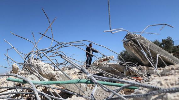 قوات الاحتلال تهــدم منزلا قيد الإنشاء للمواطن عمر الغزاوي في قرية دير عمار غرب رام الله