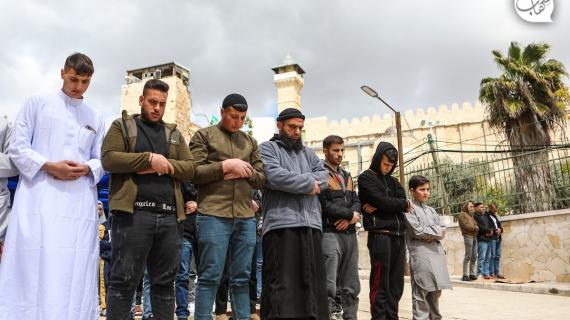 رغم قيود الاحتلال.. الآلاف يؤدون صلاة الجمعة الثانية من شهر رمضان بالمسجد الإبراهيمي في الخليل