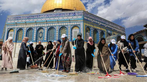 فلسطينيات يتطوعن لتنظيف باحات المسجد الأقصى استعدادا لشهر رمضان المبارك