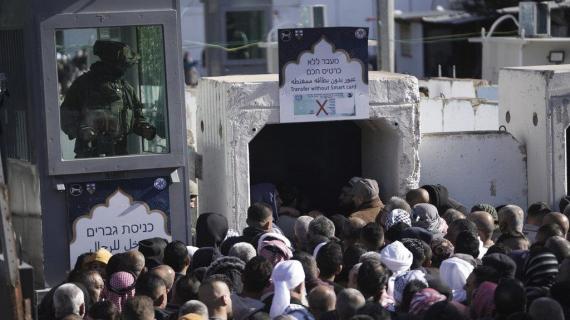 رغم عراقيل الاحتلال.. عشرات الآلاف من الفلسطينيين يتوافدون للمسجد الأقصى لأداء صلاة الجمعة الثانية من رمضان