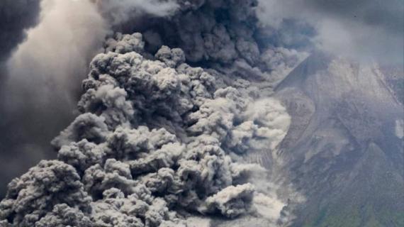 ثوران بركان جبل ميرابي في إندونيسيا، أحد أكثر البراكين نشاطًا في العالم