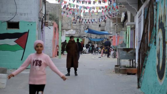 تعليق الزينة وتزيين الشوارع في خانيونس؛ استعدادًا لاستقبال شهر رمضان المبارك