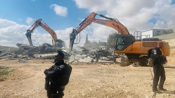 قوات الاحتلال تهدم أربعة منازل تعود لعائلة السعايدة في قرية سعوة بالنقب المحتل