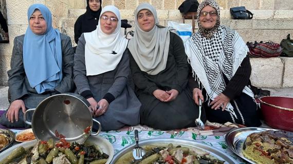 من إفطار المبعدات عن المسجد الأقصى المبارك في طريق المجاهدين