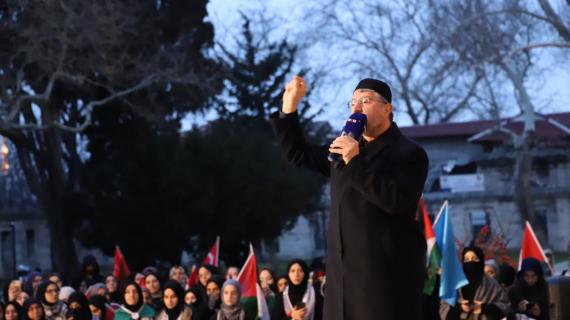حملة الفجر العظيم مستمرة.. أتراك يعبرون عن تضامنهم ونصرتهم لفلسطين والمسجد الأقصى بعد أدائهم صلاة الفجر في مسجد السليمانية بمدينة إسطنبول