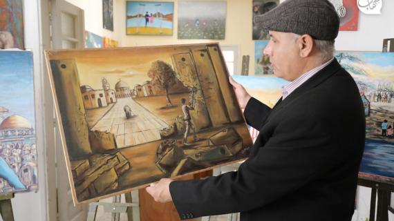 لوحات فنية تعبر عمّا بداخله من مشاعر وطنية.. يرسمها الفنان التشكيلي جهاد الشرافي داخل مرسمه الخاص بمدينة غزة