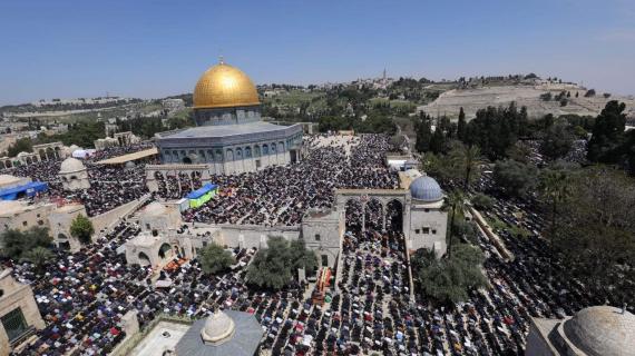 ربع مليون مصلٍ يؤدون صلاة الجمعة الرابعة من رمضان في المسجد الأقصى المبارك