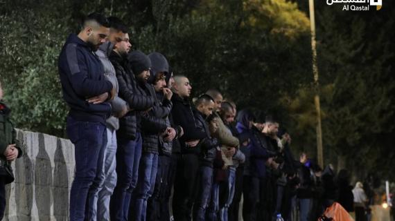 جانب من صلاتي العشاء والتراويح في رحاب المسجد الأقصى المبارك بليلة الحادي عشر من رمضان