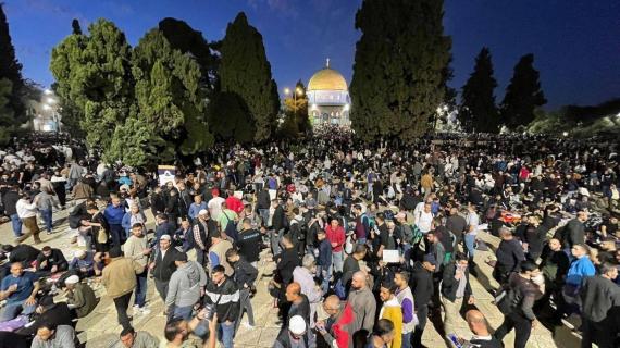 توافد المعتكفين إلى المسجد الأقصى المبارك في ليلة السابع والعشرين من الشهر الكريم