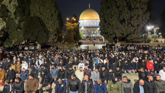 الآلاف يؤدون صلاة الفجر في باحات المسجد الأقصى المبارك