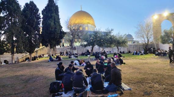 أجواء الإفطار يوم 20 رمضان 1444 في المسجد الأقصى المبارك. تصوير محمود معطان