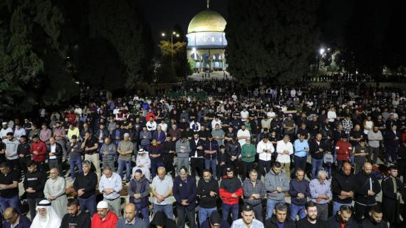 25 ألفاً يؤدون صلاتي العشاء والتراويح في المسجد الأقصى المبارك