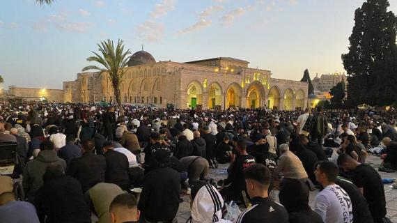 الآلاف يؤدون صلاة المغرب في المسجد الأقصى المبارك