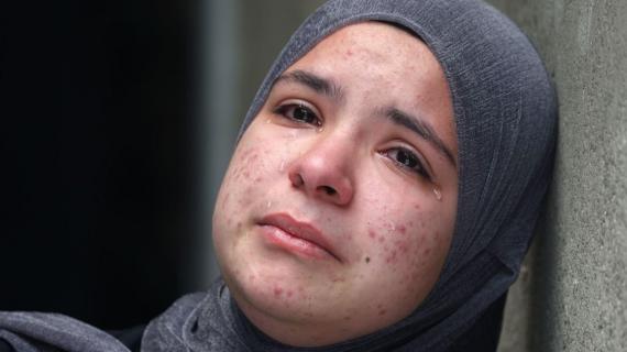 حزن ودموع في وداع الشاب عائد سليم الذي ارتقى بعد إصابته برصاص الاحتلال في بلدة عزون شرق قلقيلية