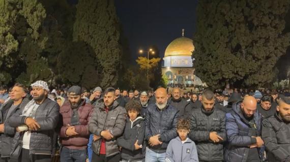 الآلاف يؤدون صلاة الفجر في باحات المسجد الأقصى المبارك في اليوم الـ24 من شهر رمضان 1444 هجري